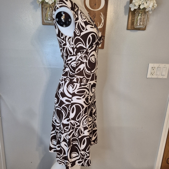 Iz Byer Sleeveless V-Neck Midi A-Line Dress - Picture 5 of 11